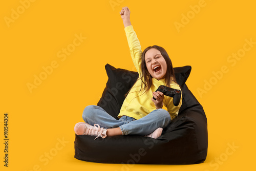 Little girl playing video g...