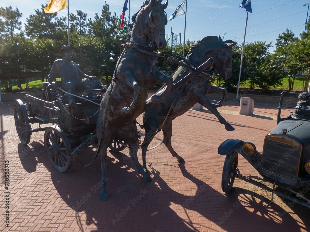 Naklejka premium Monument sculpture of horse and carriage for Route 66, Tulsa, Oklahoma, United States.