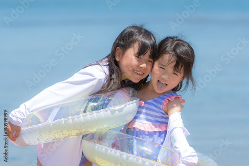 夏休みに海で海水浴をして遊ぶ女の子 photo