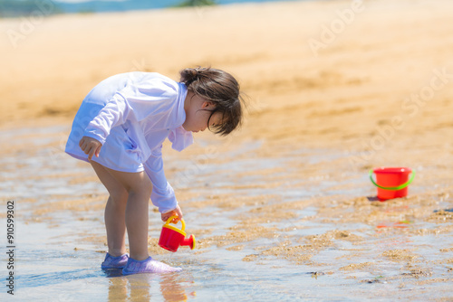 海で砂遊びをする女の子 photo