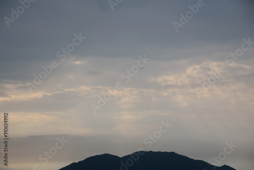 兵庫県・雨上がりの夏の朝、カスミたつ多可町の風景