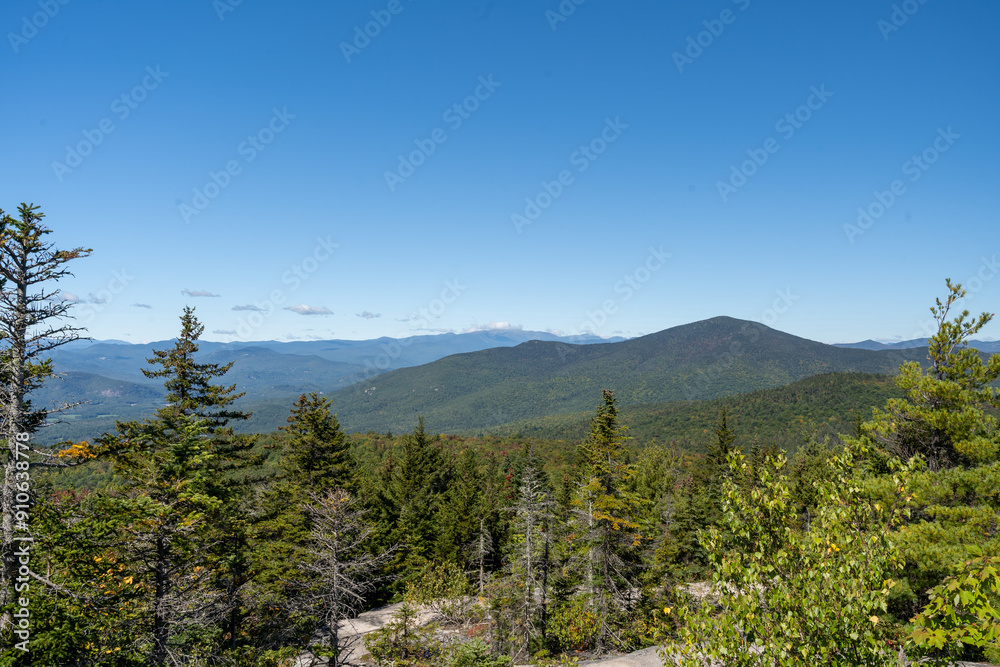 Fototapeta premium A beautiful view of mountains in White Mountain National Forest.