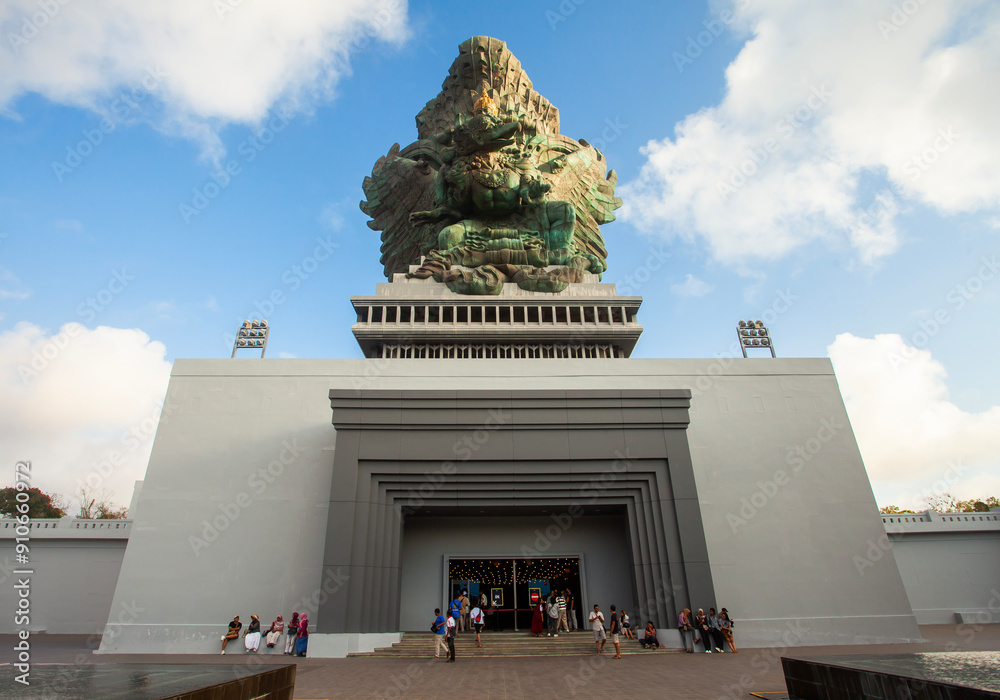 Φωτογραφία Tourist enjoying Garuda Wisnu Kencana (GWK) statue, one of the tallest statues in the world depicts Lord Vishnu riding the Garuda bird in Hindu mythology
