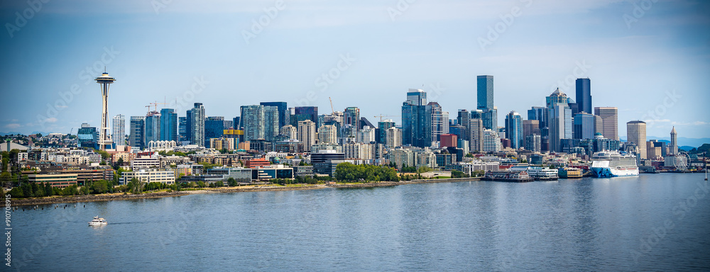 Fototapeta premium Seattle skyline from ocean