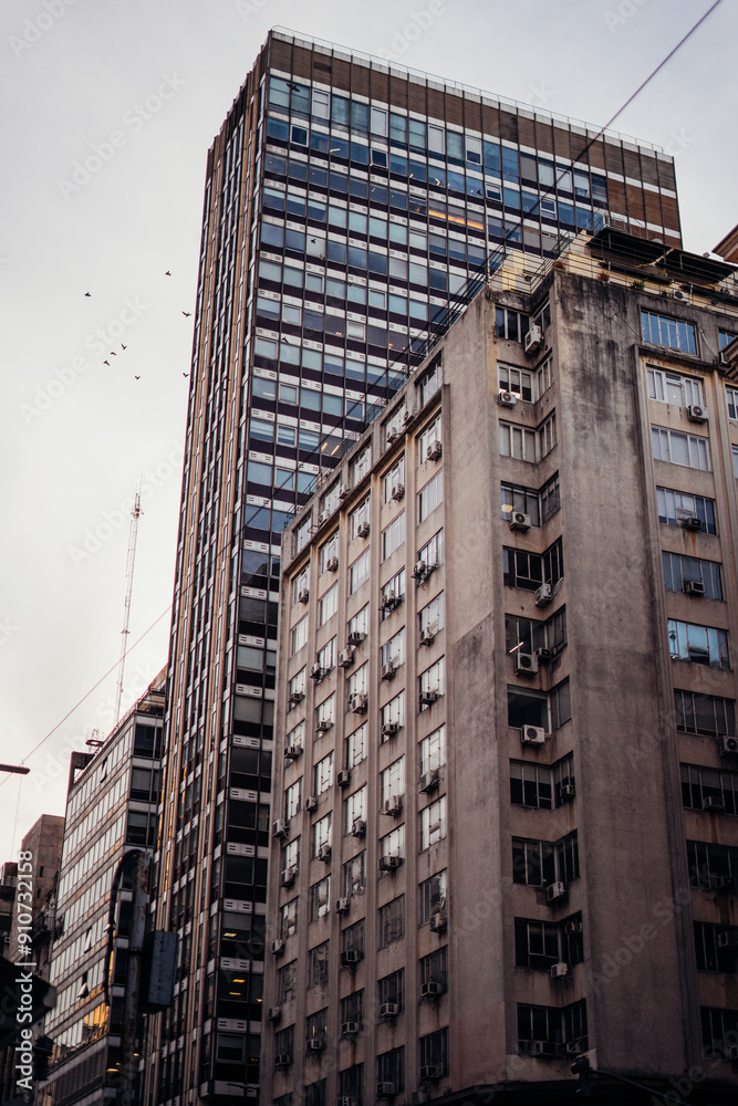 Fototapeta premium torres grises de una ciudad
