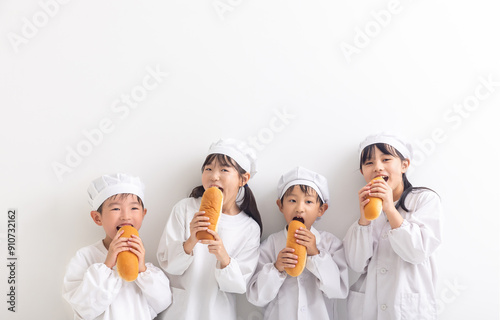 給食着を着てパンを食べる小学生　school lunch photo