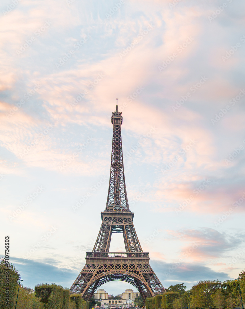 Fototapeta premium Eiffel Tower from Champ de Mars.