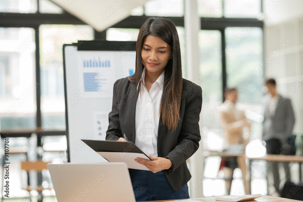 Business group Talk and consult to find solutions to work problems in the company. Business group Talk and consult to find solutions to work problems in the company.