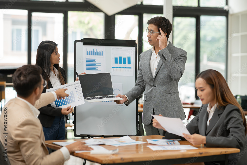 Business group Talk and consult to find solutions to work problems in the company. Business group Talk and consult to find solutions to work problems in the company.