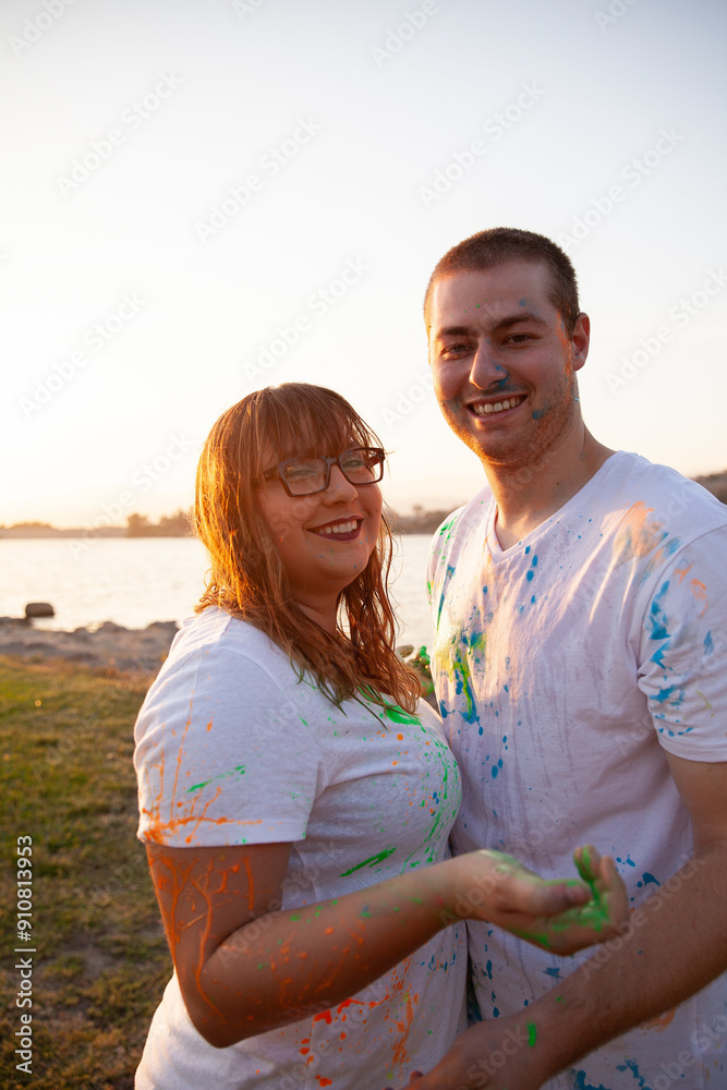 Obraz premium Couple smiling with paint splatters on their clothes