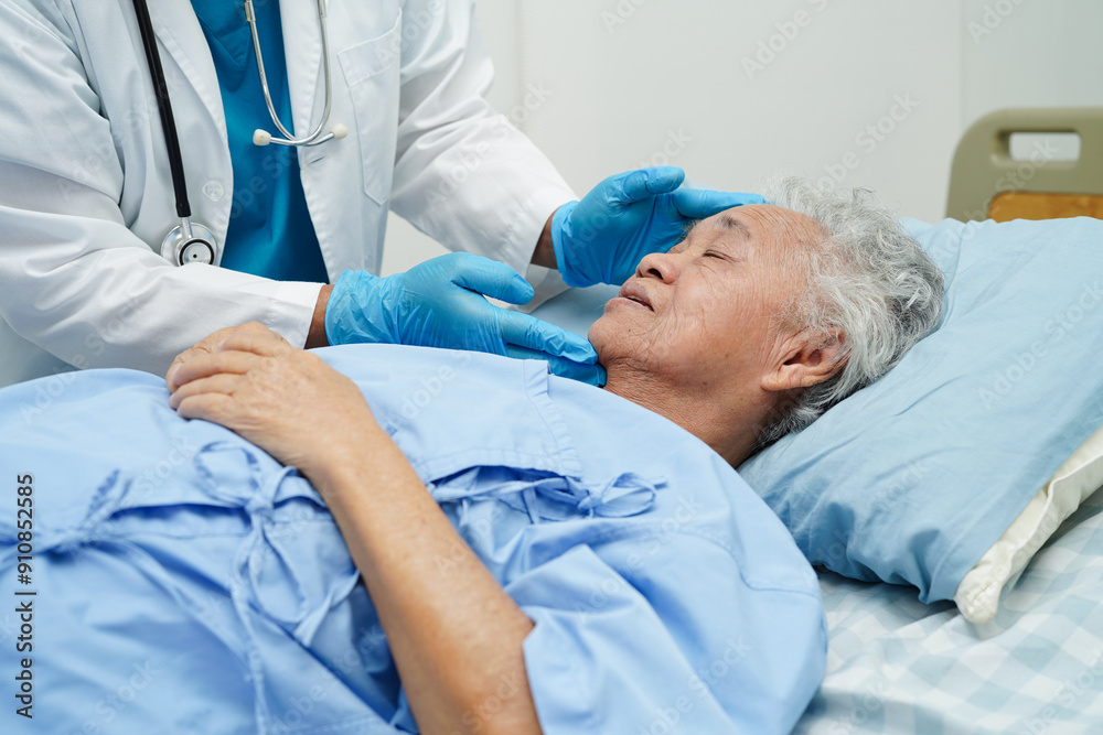 Obraz premium Doctor taking care, help and encourage Asian elder senior woman patient in clinic hospital.