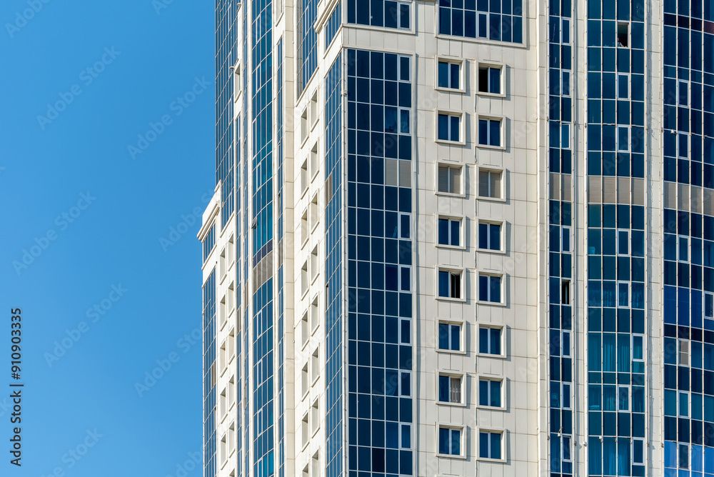 Obraz premium many windows and walls facade of a modern skyscraper without people