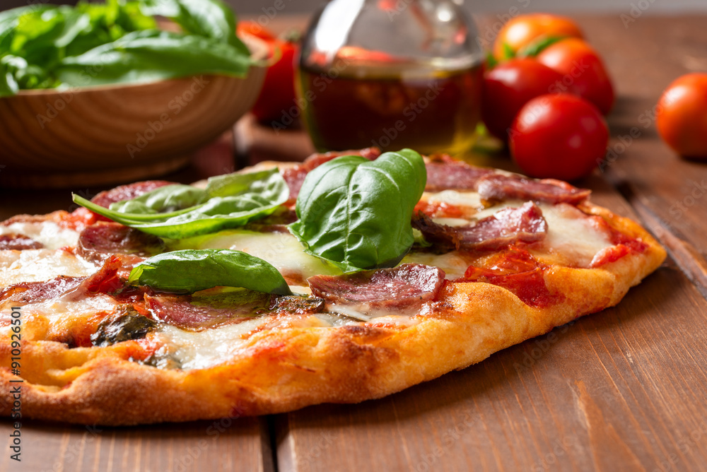 Pinsa romana con salsiccia di maiale, cibo italiano Pinsa romana con salsiccia di maiale, cibo italiano