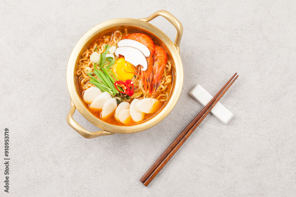 An instant food made by steaming noodles, frying them in oil, and then drying them. Add powdered soup separately. An instant food made by steaming noodles, frying them in oil, and then drying them. Add powdered soup separately.