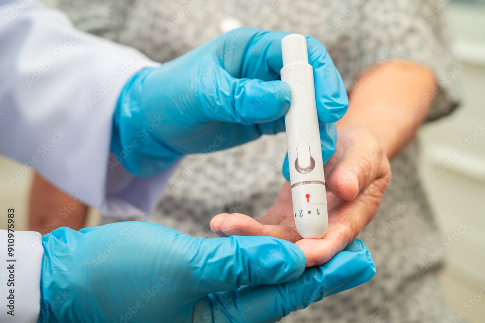 Obraz premium Doctor check diabetes from finger blood sugar level with finger lancet.