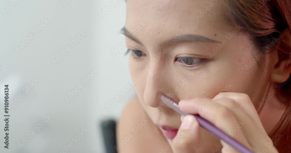 Draw your nose to make it more prominent.Nose drawing focuses on people who want to have a nose bridge.Makeup for a performance. Draw your nose to make it more prominent.Nose drawing focuses on people who want to have a nose bridge.Makeup for a performance.