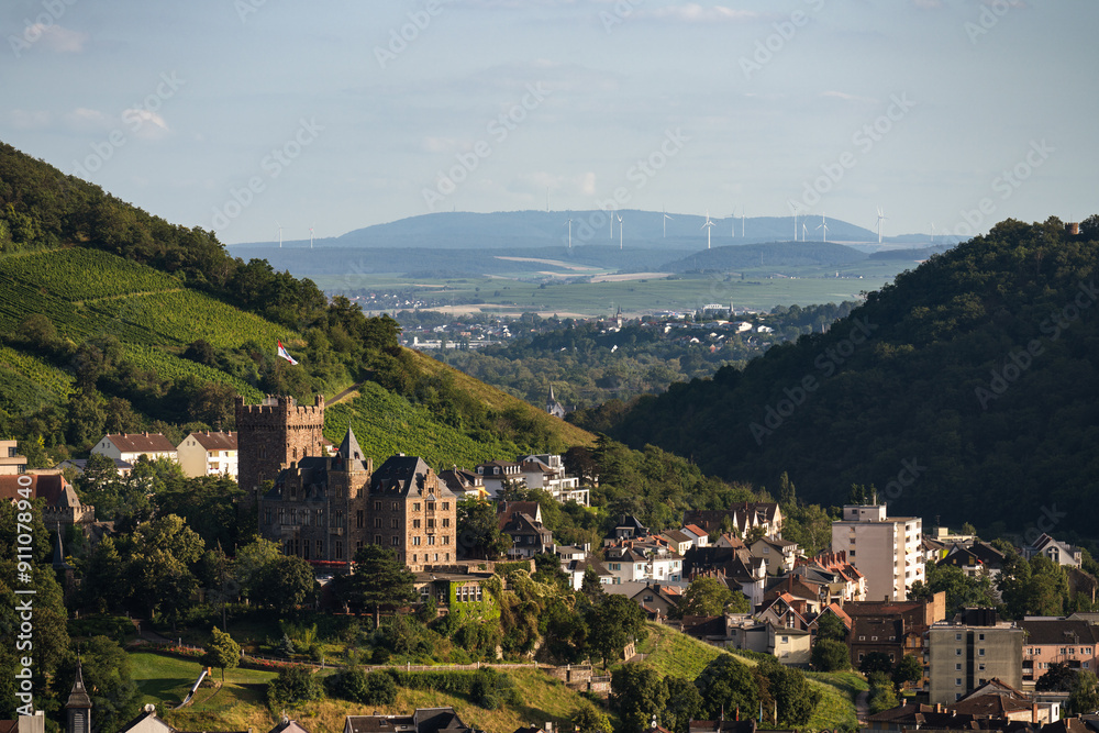 Blick von Rüdesheim nach Bingen zur Burg Klopp und ins Nahetal mit Donnersberg, August 2024