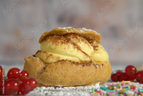 Delizioso bignè con crema pasticcera, cacao e zucchero a velo