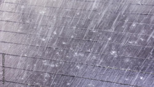豪雨、大雨が降る屋根