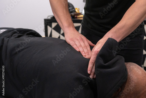 Obraz na płótnie back neck massage chiroprator w salonie