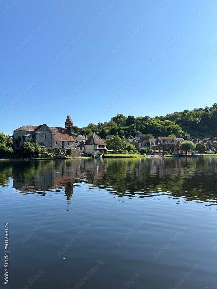 La Dordogne face à beaulieu-sur-dordogne La Dordogne face à beaulieu-sur-dordogne