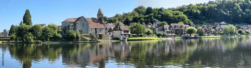 La Dordogne face à beaulieu-sur-dordogne La Dordogne face à beaulieu-sur-dordogne