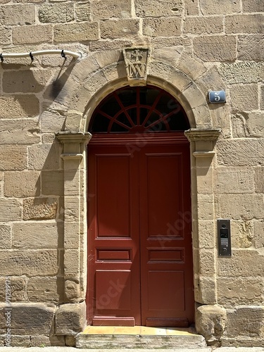 vieille porte dans les rues de Brive photo