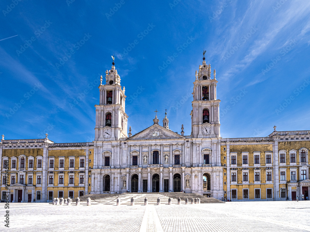Obraz premium The Mafra National Palace is a monumental baroque and italianized palace-monastery in Mafra, Portugal.