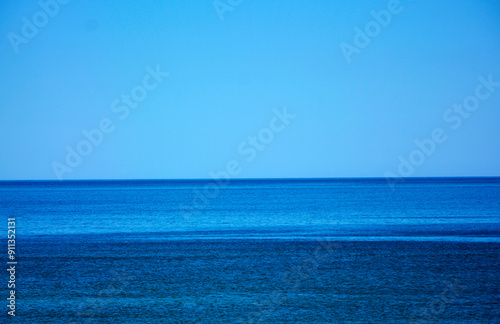 Obraz na płótnie niebieskie morze z niebieskim niebiem, morski krajobraz, horyzont, blue sea with blue sky, sea landscape, horizon,
w salonie