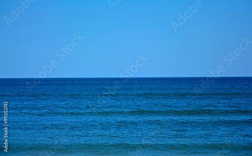 Obraz na płótnie niebieskie morze z niebieskim niebiem, morski krajobraz, horyzont, blue sea with blue sky, sea landscape, horizon,
w salonie