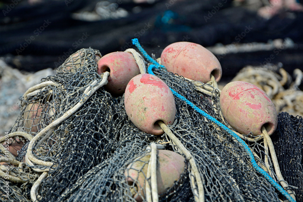 sieć rybacka z pływakami na brzegu, suszące sie na brzegu sieci rybackie z pływakami, fishing net on the shore, fishing net drying, Fishing net in the harbor, nets and floats are dried on the shore.