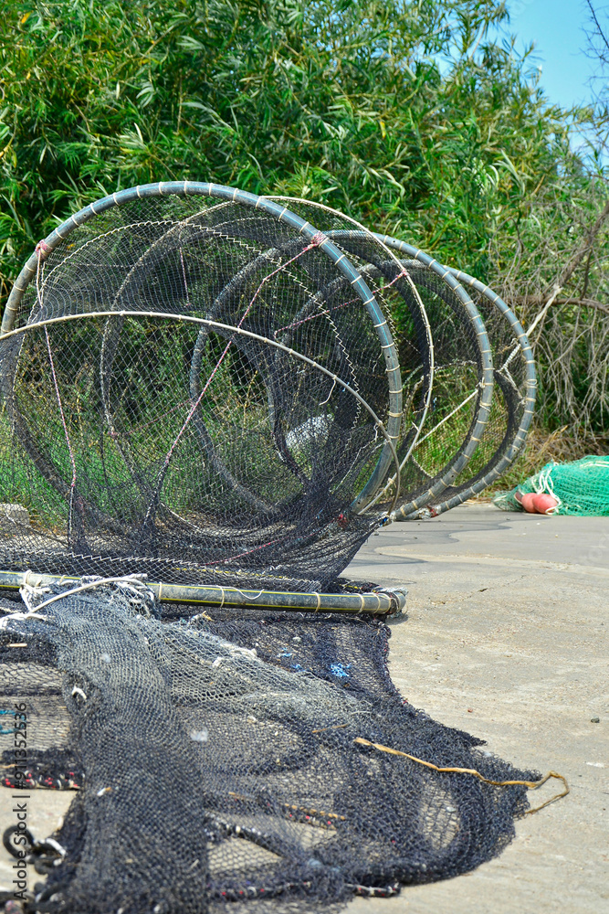 sieć rybacka na brzegu, suszące sie na brzegu sieci rybackie, fishing net on the shore, fishing net drying, Fishing net in the harbor, Fishing nets dry on shore,