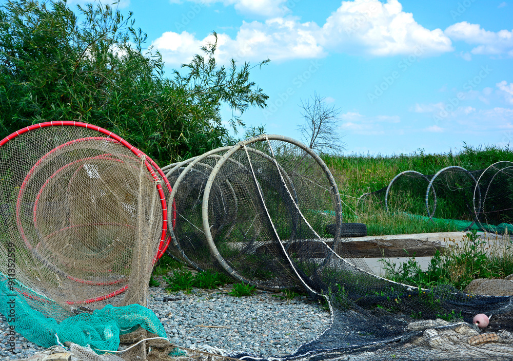 sieć rybacka na brzegu, suszące sie na brzegu sieci rybackie, fishing net on the shore, fishing net drying, Fishing net in the harbor, Fishing nets dry on shore,