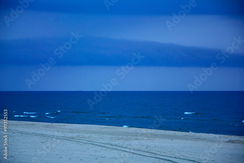 Obraz na płótnie burzowe chmury nad morzem, pejzaż nadmorski, storm clouds over the sea, seaside landscape, chmura szelfowa nad morzem, arcus w salonie