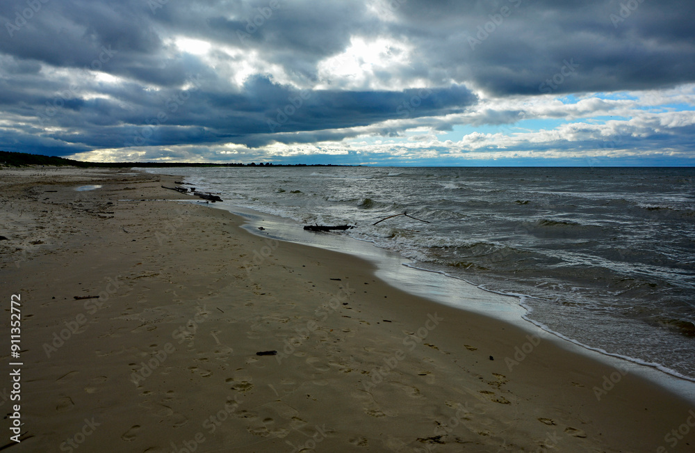 burzowe chmury nad morzem, pejzaż nadmorski, storm clouds over the sea, seaside landscape,