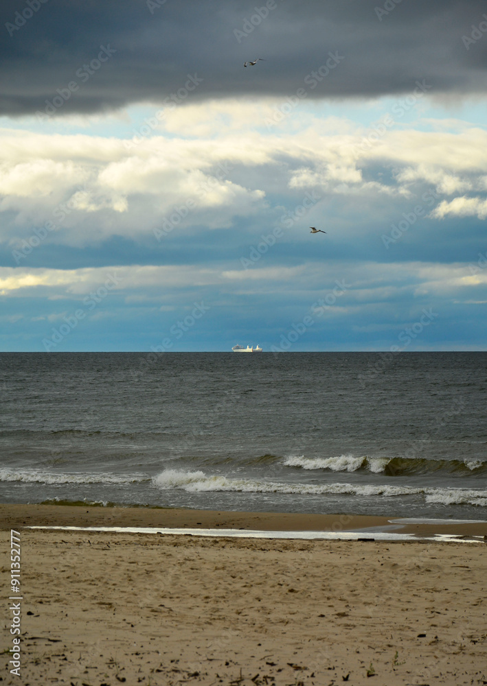 burzowe chmury nad morzem z sylwetką białego statku na horyzoncie, pejzaż nadmorski, storm clouds over the sea, seaside landscape, burzowe chmury nad morzem z sylwetką białego statku na horyzoncie, pejzaż nadmorski, storm clouds over the sea, seaside landscape,