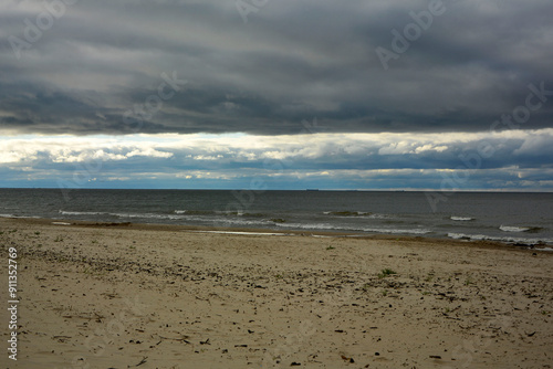 Obraz na płótnie burzowe chmury nad morzem, pejzaż nadmorski, storm clouds over the sea, seaside landscape, w salonie