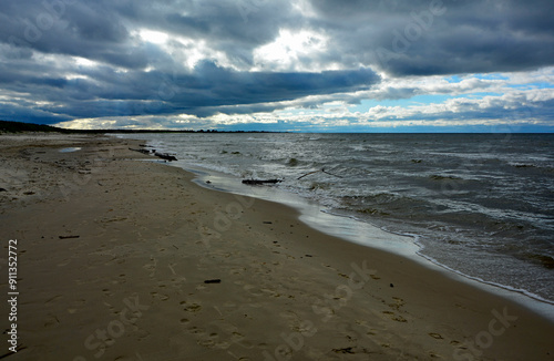 Obraz na płótnie burzowe chmury nad morzem, pejzaż nadmorski, storm clouds over the sea, seaside landscape, w salonie