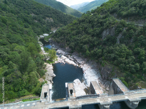 Vue aérienne du barrage du lac Pied-de-Borne sur le Chassezac, Lozère, Occitanie