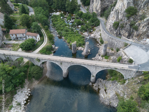 Vue aérienne du pont au dessus Chassezac, Pied-de-Borne, Lozère, Occitanie
