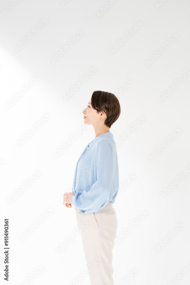 ポートレート　横向きの女性