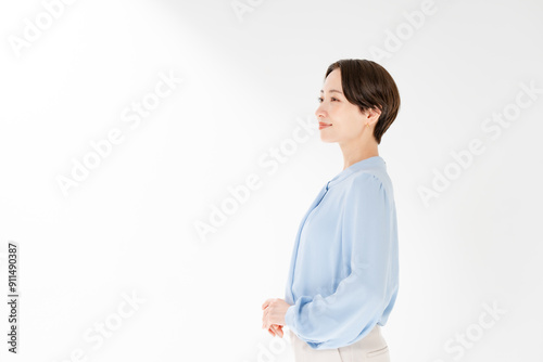 ポートレート　横向きの女性