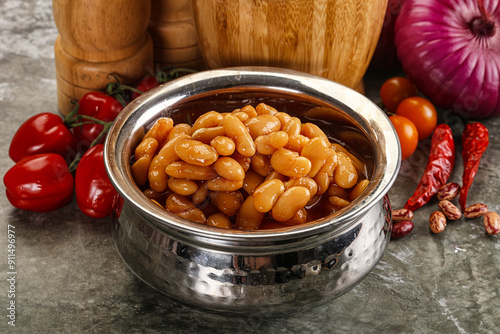 Canned beans in tomato sauce