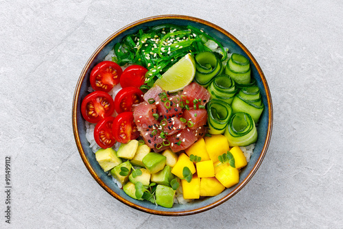 Bilde på lerret Healthy tuna poke bowl overhead top view