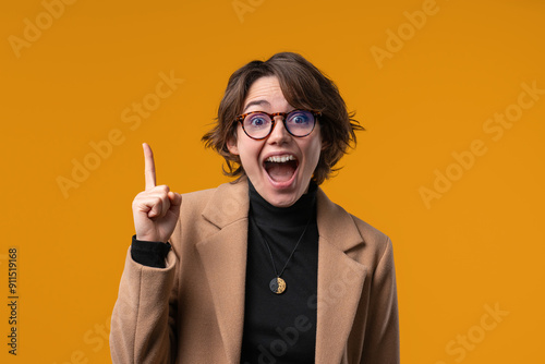 Foto Breakthrough genius idea, businesswoman having eureka moment, pointing finger up