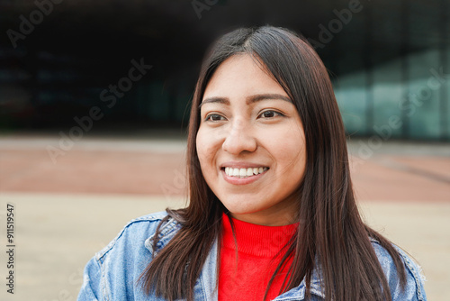 Fotografía Portrait of native american woman smiling in front of camera with city in backgr