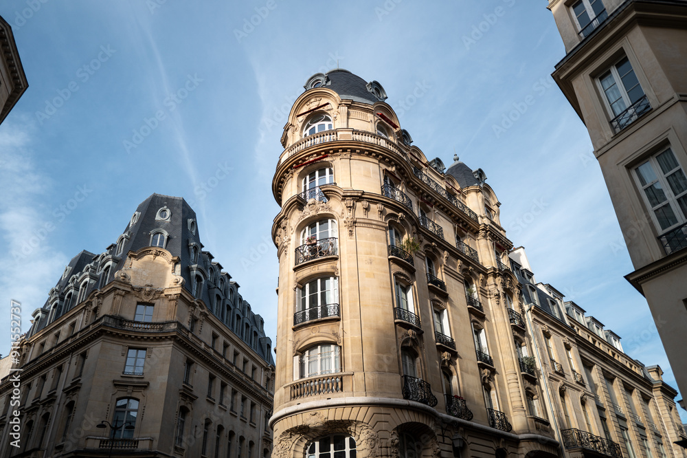 Fototapeta premium magnifique vue de bâtiments typiquement haussmannien à Paris dans le 1er arrondissement 