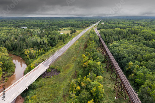 Obraz na płótnie Highway and Train Trestle Recede Into Distance w salonie