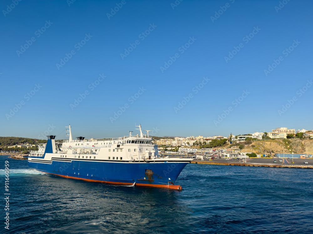 Naklejka premium Ferry boat sailing on rippled sea, blue sky background