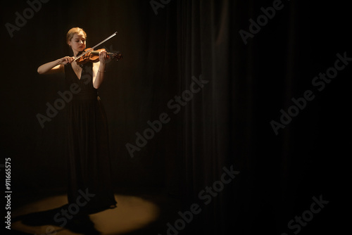 Принти на полотні Full shot of concentrated female violinist in elegant dress playing classical mu